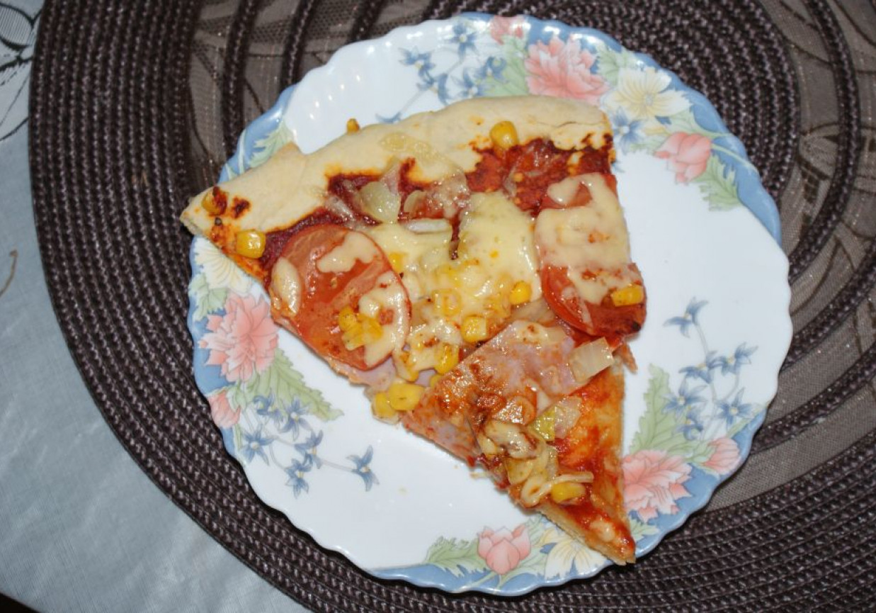 Pizza z pomidorami i szynką foto
