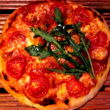 Krok 5 - Pizza z pomidorami, mozzarellą i rukolą foto