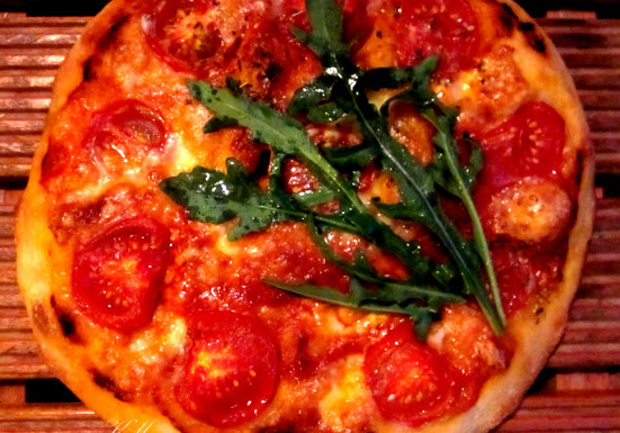 Pizza z pomidorami, mozzarellą i rukolą foto