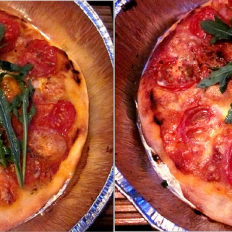 Krok 4 - Pizza z pomidorami, mozzarellą i rukolą foto