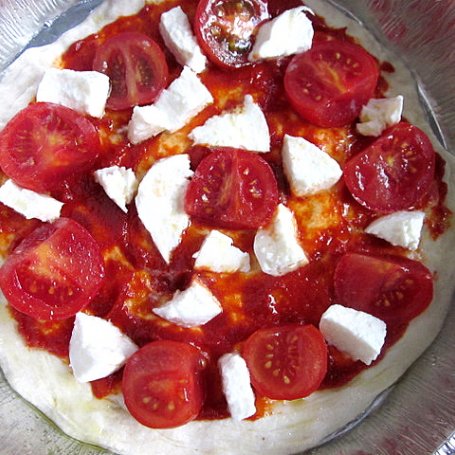 Krok 3 - Pizza z pomidorami, mozzarellą i rukolą foto