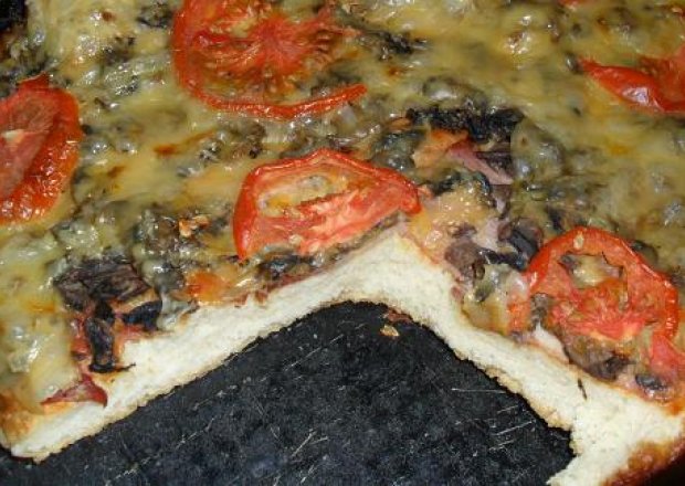 Fotografia przedstawiająca Pizza z pomidorami, szynką i oliwkami