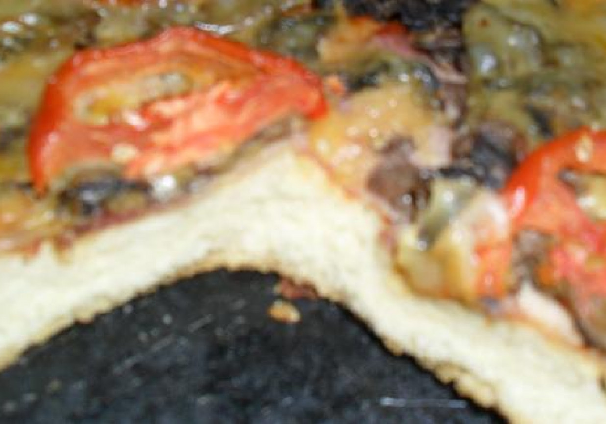 Pizza z pomidorami, szynką i oliwkami foto