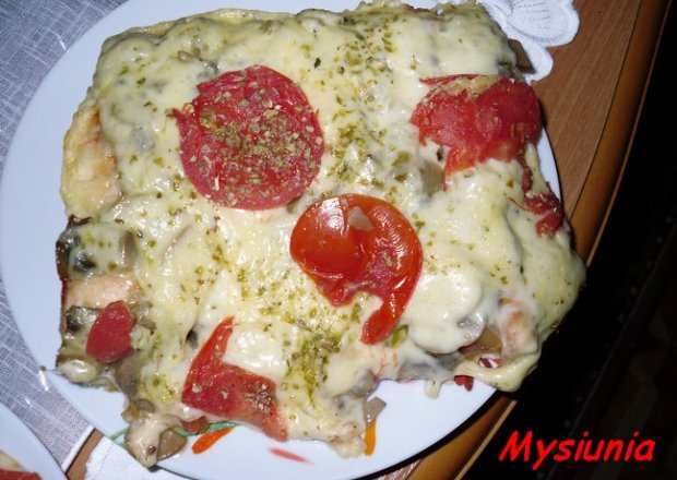 Fotografia przedstawiająca Pizza z pomidorami