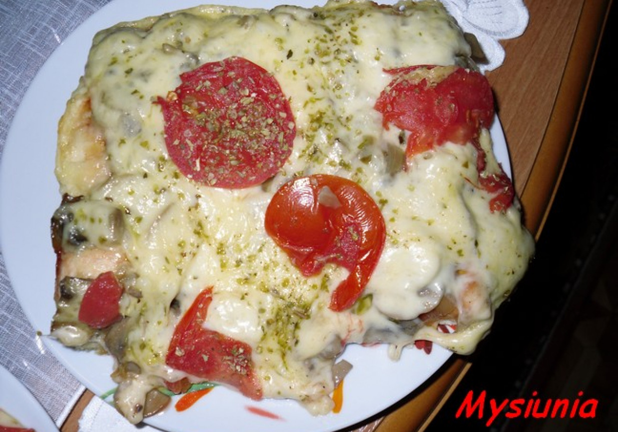 Pizza z pomidorami foto