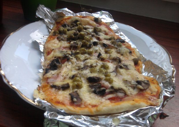 Fotografia przedstawiająca Pizza z pomidorem i bekonem