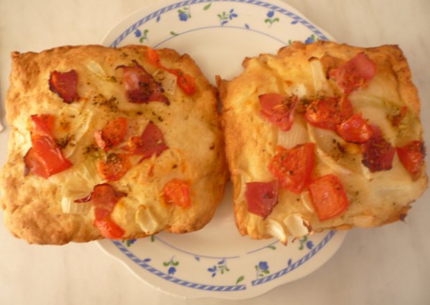 Fotografia przedstawiająca Pizza z pomidorem, serem i szynką