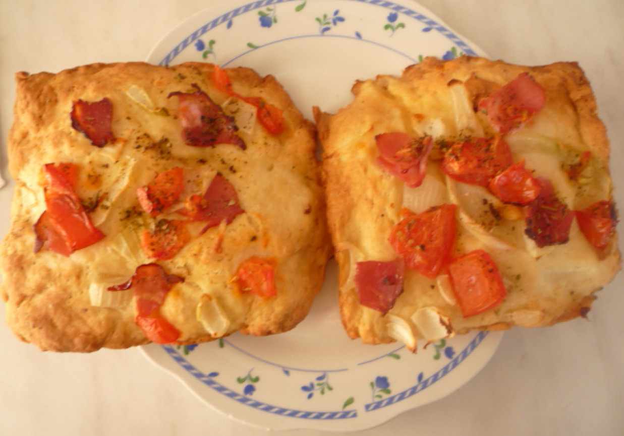 Pizza z pomidorem, serem i szynką foto