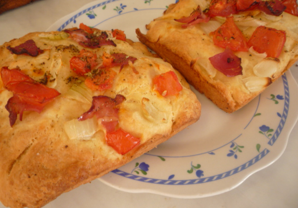 Pizza z pomidorem, serem i szynką foto