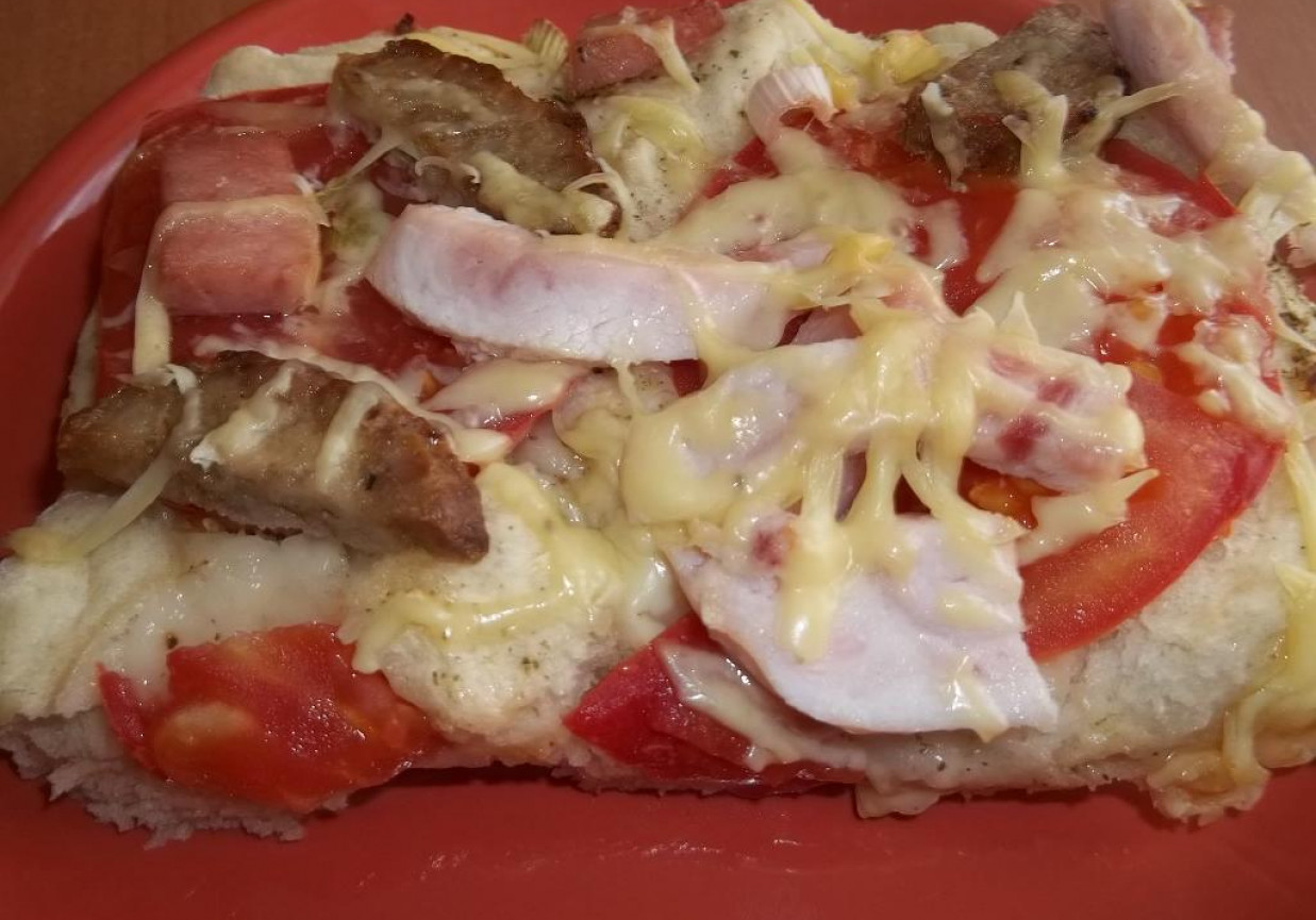 Pizza z pomidorem foto