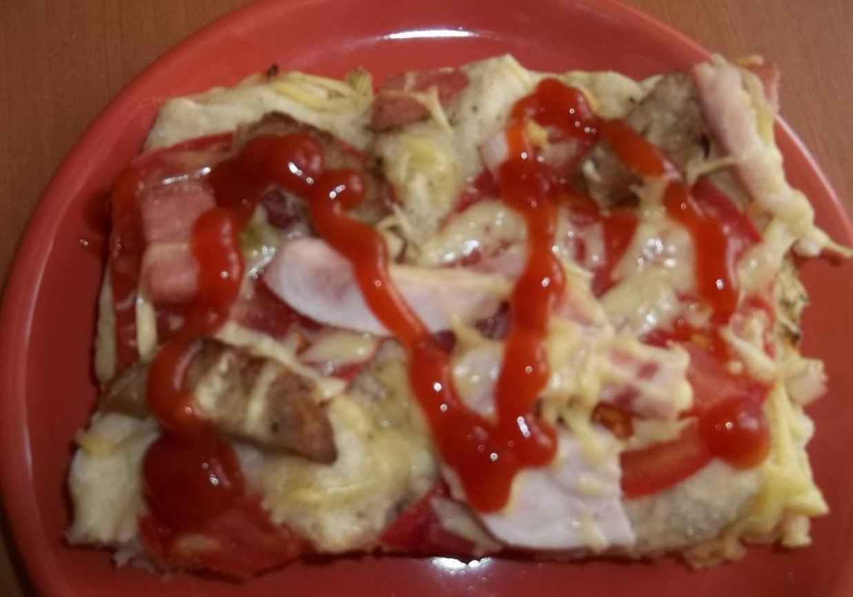Pizza z pomidorem foto
