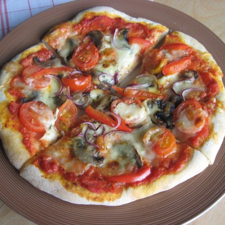 Krok 4 - Pizza z pomidorkami koktajlowymi i pieczarkami foto