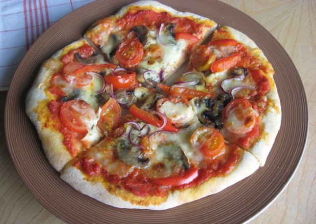Fotografia przedstawiająca Pizza z pomidorkami koktajlowymi i pieczarkami