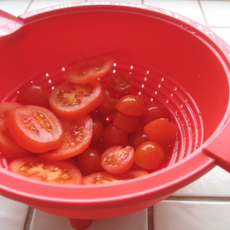Krok 3 - Pizza z pomidorkami koktajlowymi i pieczarkami foto