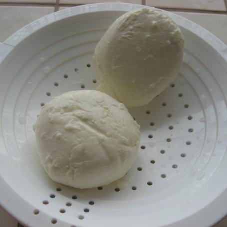Krok 2 - Pizza z pomidorkami koktajlowymi i pieczarkami foto