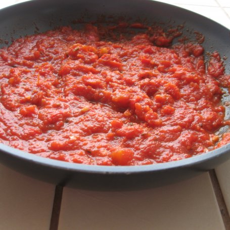 Krok 1 - Pizza z pomidorkami koktajlowymi i pieczarkami foto
