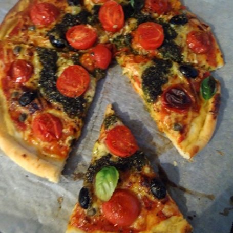 Krok 3 - Pizza z pomidorkami, oliwkami i pesto foto