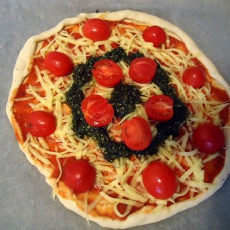 Krok 2 - Pizza z pomidorkami, oliwkami i pesto foto
