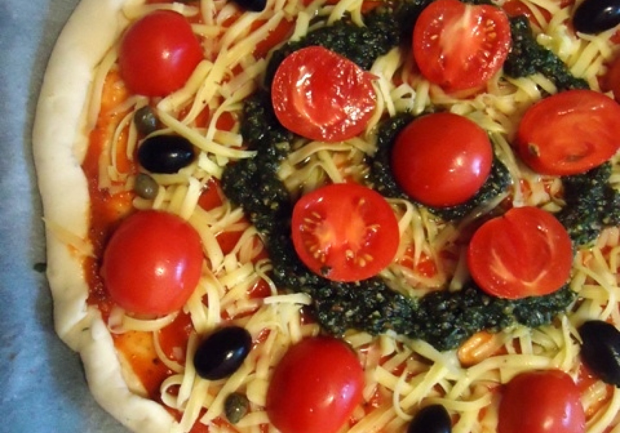 Pizza z pomidorkami, oliwkami i pesto foto