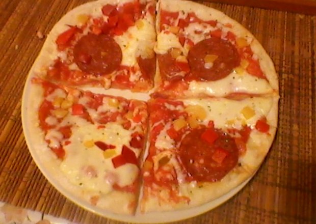 Fotografia przedstawiająca Pizza z pomidorowym sosem