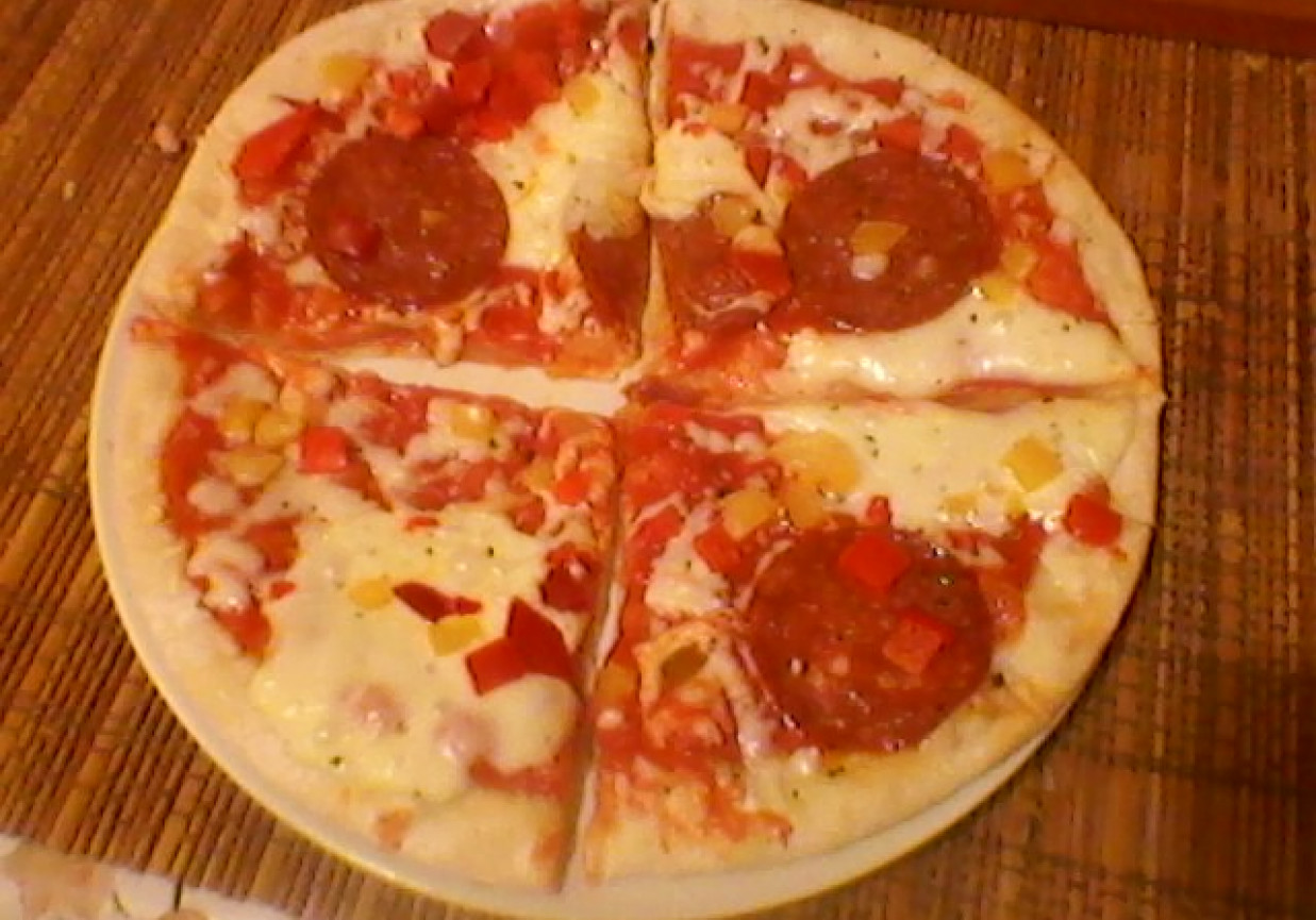 Pizza z pomidorowym sosem foto