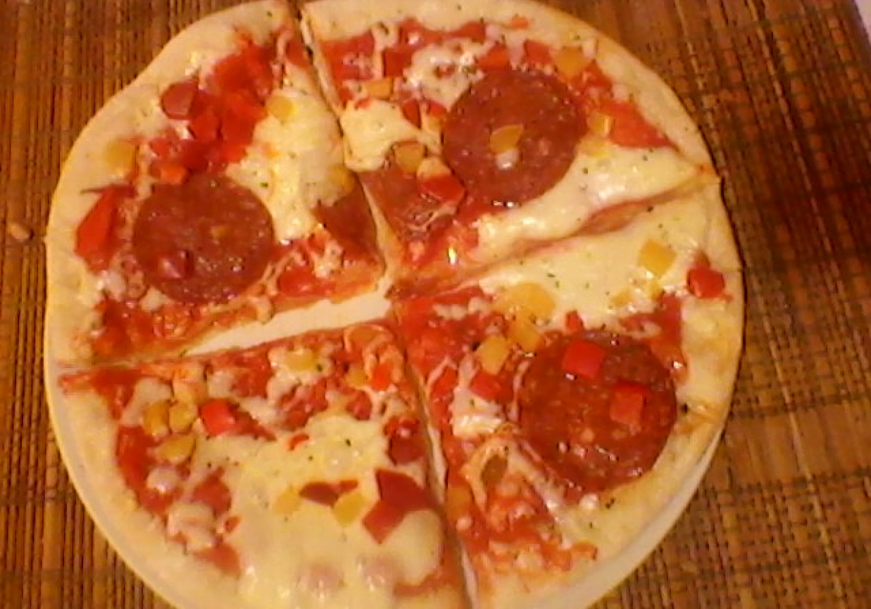Pizza z pomidorowym sosem foto