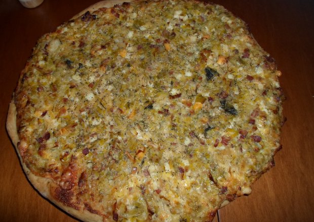 Fotografia przedstawiająca Pizza z porami, boczkiem, jajem i koperkiem