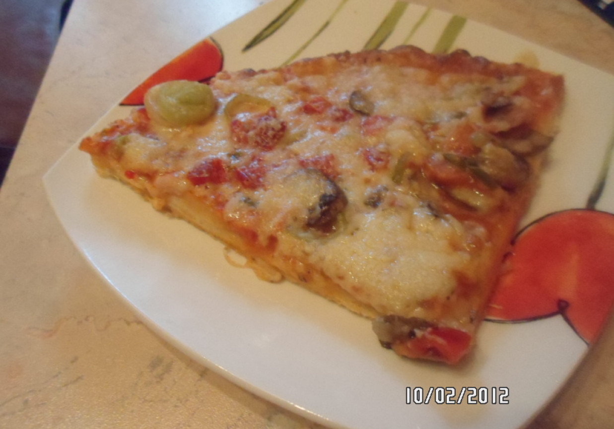Pizza z porem i papryczkami chili foto