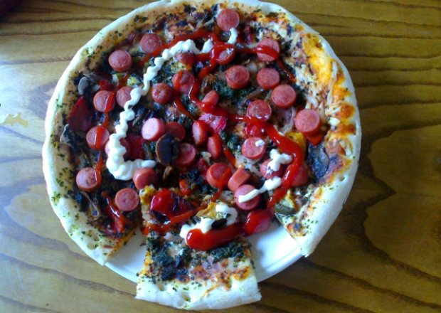 Fotografia przedstawiająca Pizza z portawką pieczarkową i parówkami