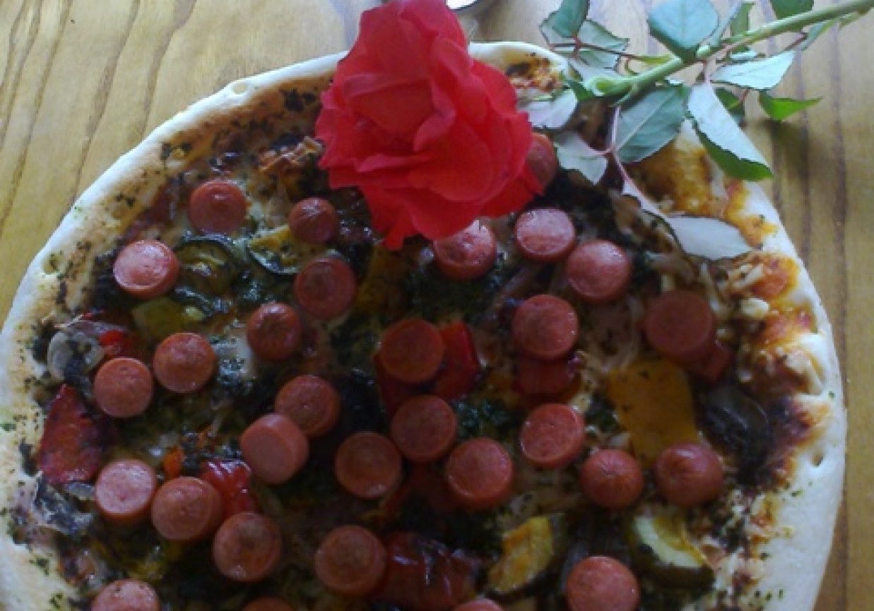 Pizza z portawką pieczarkową i parówkami foto