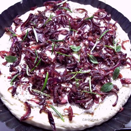 Krok 4 - pizza z ricottą i karmelizowaną czerwoną cebulką foto