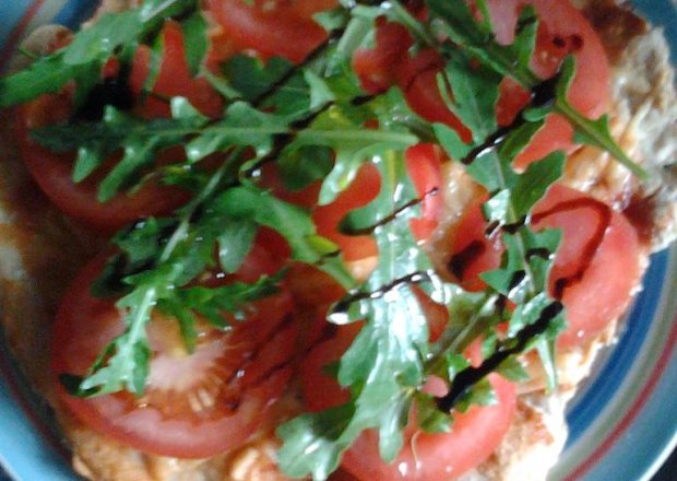 Fotografia przedstawiająca Pizza z rukolą i pomidorami