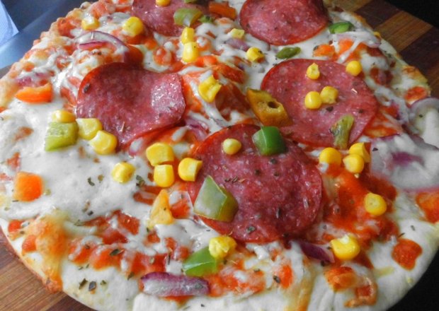 Fotografia przedstawiająca Pizza z salami .