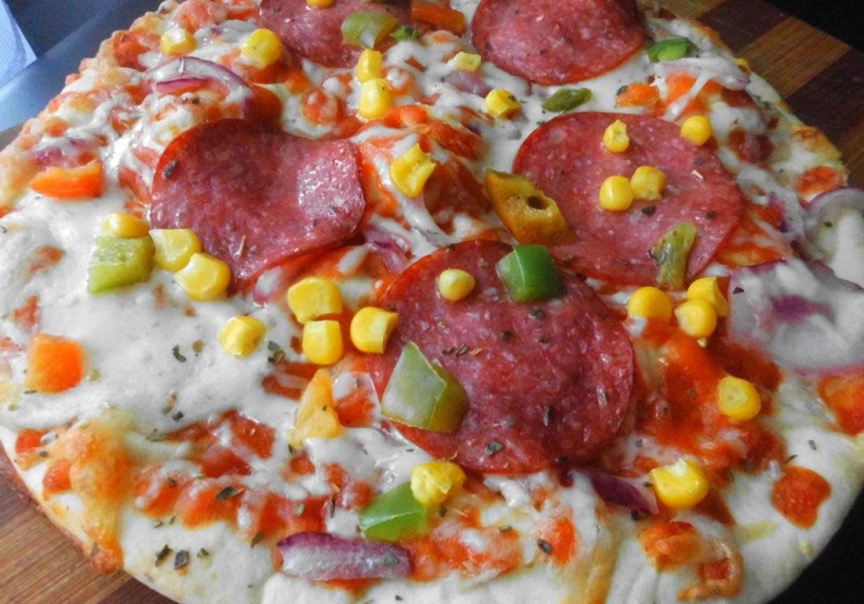 Pizza z salami . foto