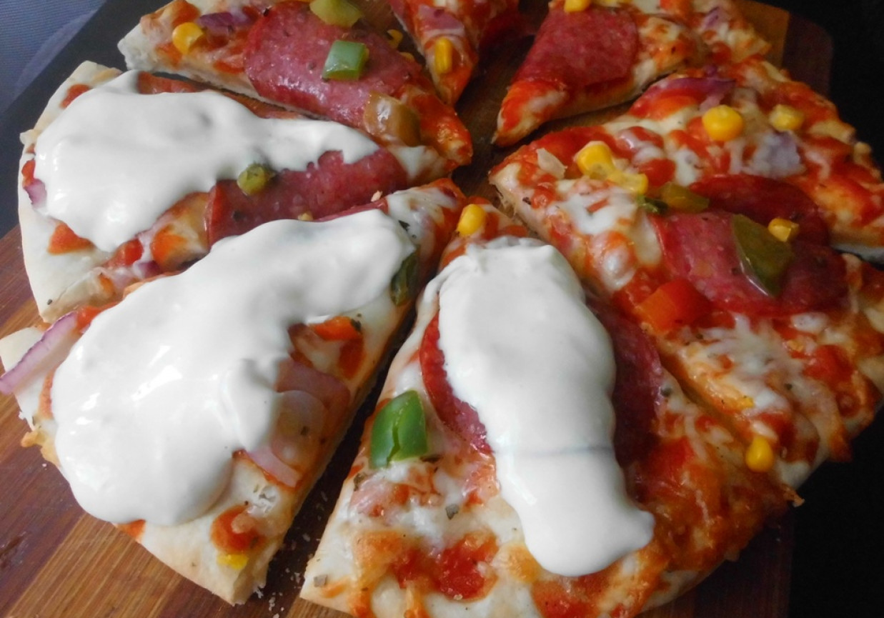Pizza z salami . foto