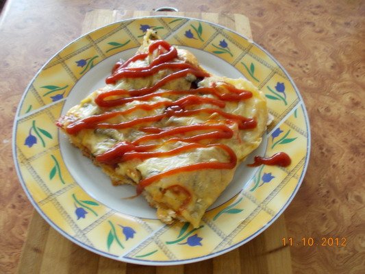 Fotografia przedstawiająca Pizza z salami i boczkiem na ostro.