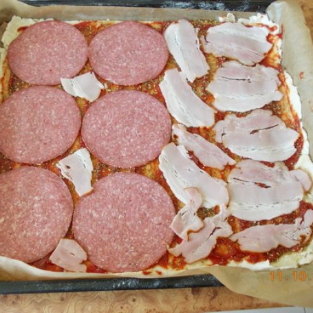 Krok 6 - Pizza z salami i boczkiem na ostro. foto