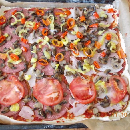 Krok 7 - Pizza z salami i boczkiem na ostro. foto