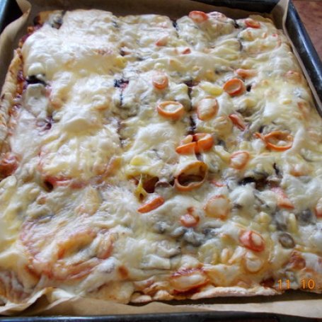 Krok 9 - Pizza z salami i boczkiem na ostro. foto