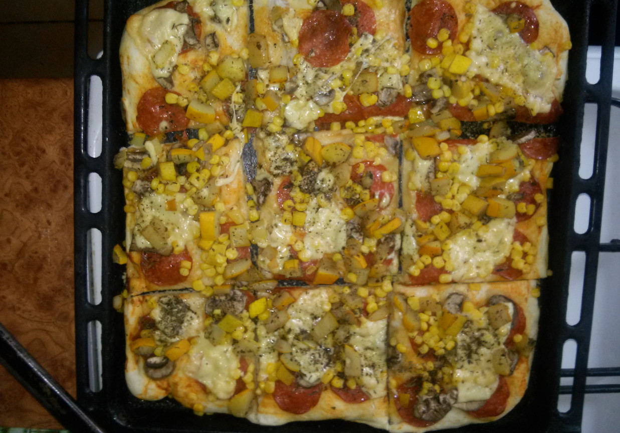 pizza z salami i cukinią foto