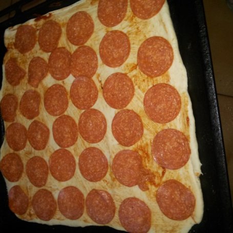 Krok 6 - pizza z salami i cukinią foto