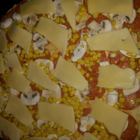 Krok 7 - pizza z salami i cukinią foto