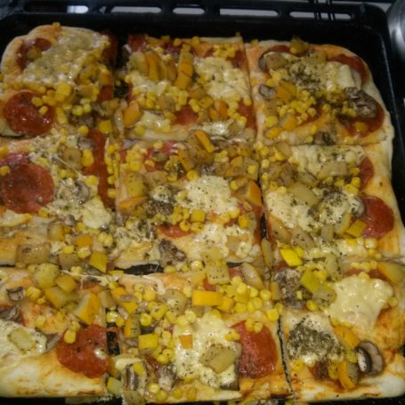 Krok 8 - pizza z salami i cukinią foto