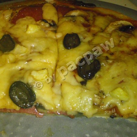 Krok 4 - Pizza z salami i czarnymi oliwkami foto