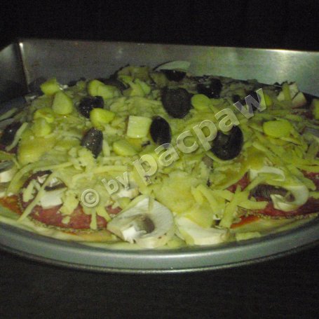 Krok 3 - Pizza z salami i czarnymi oliwkami foto