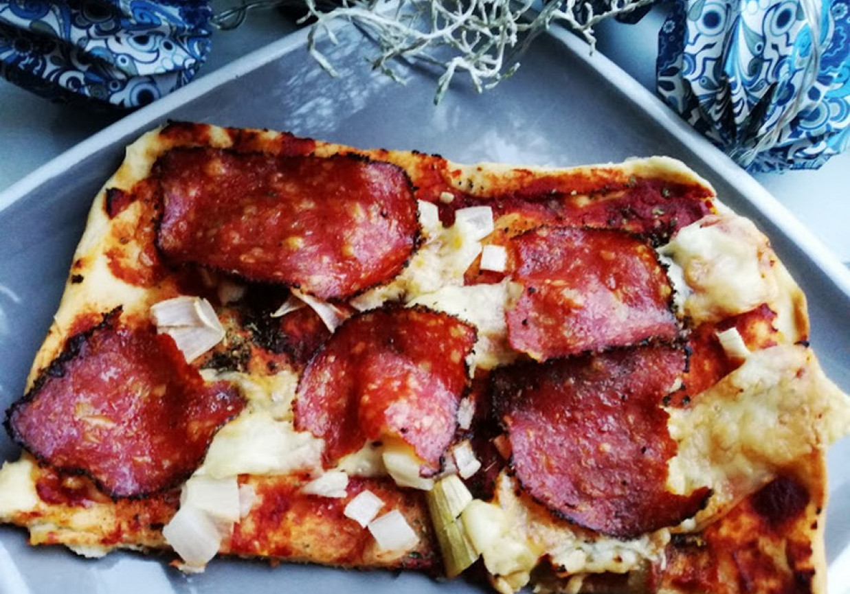 Pizza z salami i jalapeno  foto