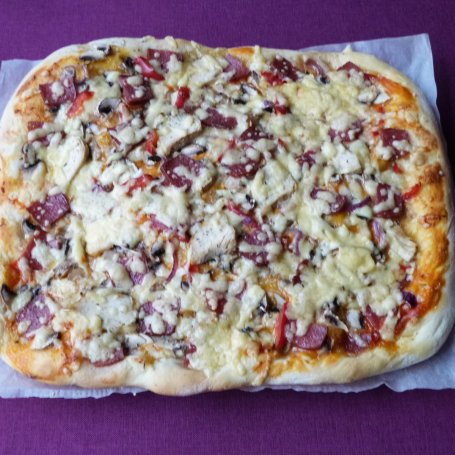 Krok 9 - Pizza z salami i mięsem z kurczaka  foto