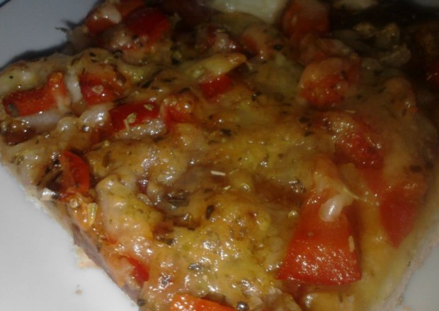 Fotografia przedstawiająca Pizza z salami i mozzarellą