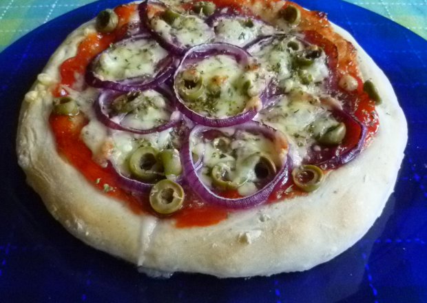 Fotografia przedstawiająca Pizza z salami i oliwkami