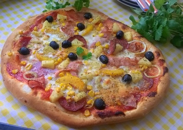 Fotografia przedstawiająca pizza z salami i owocami